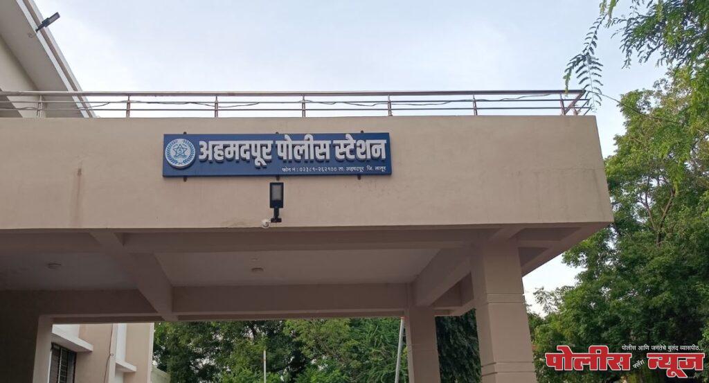 डोक्यात लोखंडी सळई घालुन मारहाण करून खिशातील २० हजार रूपयेची रक्कम काढून घेतली; चौघांविरूध्द गुन्हा दाखल