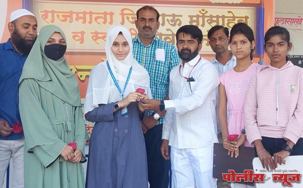 माध्यमिक शाळांत प्रमाणपत्र परीक्षा साठी आलेल्या विद्यार्थ्यांचे पुष्पगुच्छ देऊन केले स्वागत