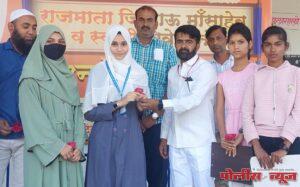 माध्यमिक शाळांत प्रमाणपत्र परीक्षा साठी आलेल्या विद्यार्थ्यांचे पुष्पगुच्छ देऊन केले स्वागत