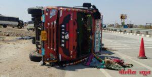 मालवाहु आयशर टॅम्पो व दुचाकीचा समोरा -समोर अपघात ; दोन युवकांचा जागीच मृत्यु