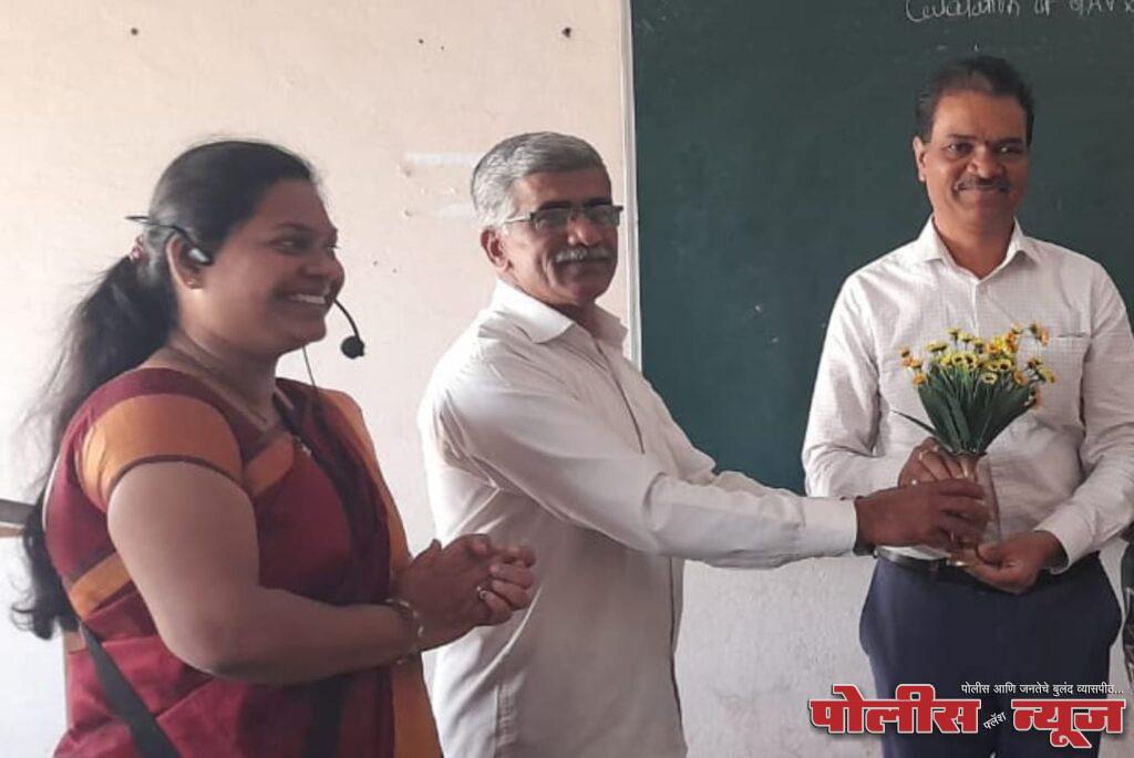 शिक्षकांनी मुलांमध्ये जगण्याचे बळ निर्माण करावे - डॉ. विश्वास सुतार