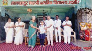 लालबहादुर शास्त्री प्राथमिक शाळेत बक्षीस वितरण समारंभ संपन्न.