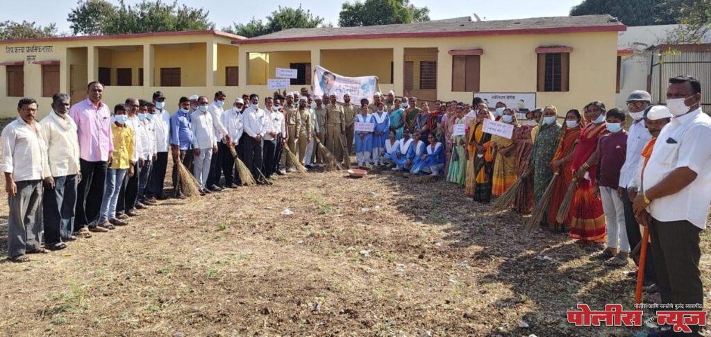 संत निरंकारी मंडळाकडून मुरूमच्या जिल्हा परिषद कन्या प्रशालेच्या परिसराची स्वच्छता