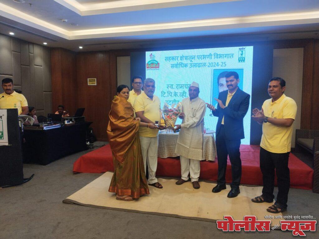 महाबीजतर्फे स्व. रामचंद्रराव पाटील संघाचा विशेष सन्मान, भरत चामले यांच्या नेतृत्वाखाली केलेल्या उल्लेखनीय कार्याची दखल महाबीजतर्फे स्व. रामचंद्रराव पाटील संघाचा विशेष सन्मान, भरत चामले यांच्या नेतृत्वाखाली केलेल्या उल्लेखनीय कार्याची दखल