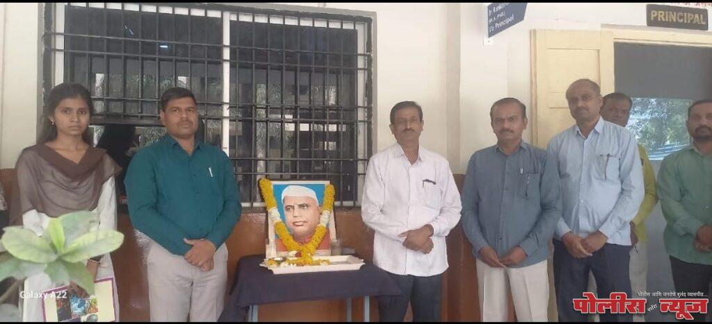 छत्रपती शिवाजीराजे महाविद्यालयात यशवंतराव चव्हाण यांची जयंती साजरी