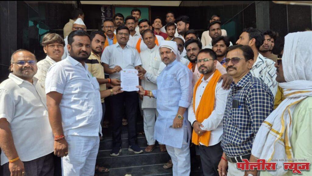 औरंगजेबाची कबर हटविण्यासाठी उपजिल्हाधिकारी यांना निवेदन