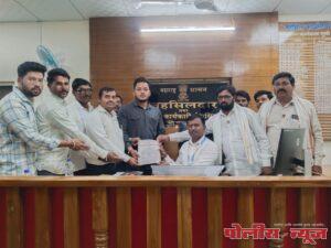 संभाजी ब्रिगेडकडून देवणी चे तहसीलदार सोमनाथ वाडकर यांना रस्त्या दुरुस्तीचे निवेदन