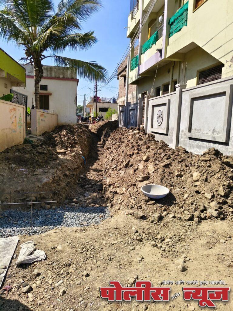 शहरातील भगीरथ राजा नगर भागातील रस्त्यानालीचे बांधकाम रखडले