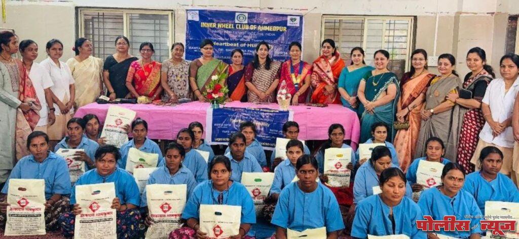 इनरव्हील क्लब च्या वतीने ग्रामीण रुग्णालयात महिलांना साडी चोळी वाटप
