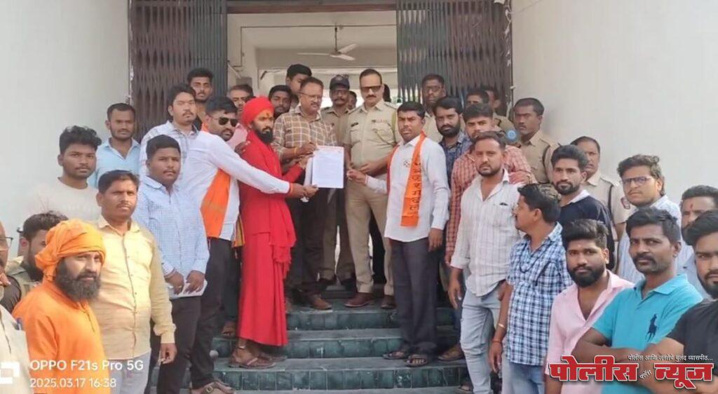 धर्मद्वेषी क्रूरकर्मा औरंगजेबाची कबर महाराष्ट्रातून त्वरित हटवा