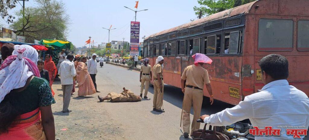 दारू बंदी साठी उजना येथील वयोवृद्धाचे अनोखे लोटांगण आंदोलन