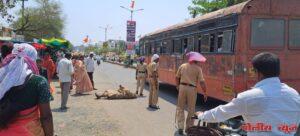 दारू बंदी साठी उजना येथील वयोवृद्धाचे अनोखे लोटांगण आंदोलन