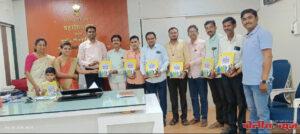 संविधानाच्या प्रतीचे शाळा महाविद्यालयातून वितरण,तहसीलदार राम बोरगावकर यांचा स्तुत्य उपक्रम