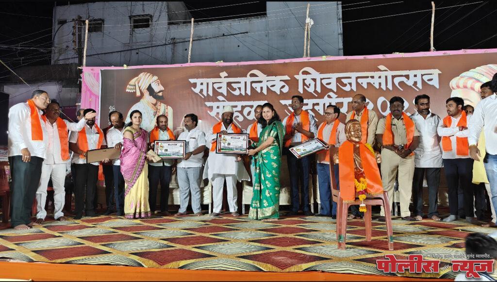 सार्वजनिक शिवजन्मोत्सव समितीच्या वतीने बक्षीस वितरण