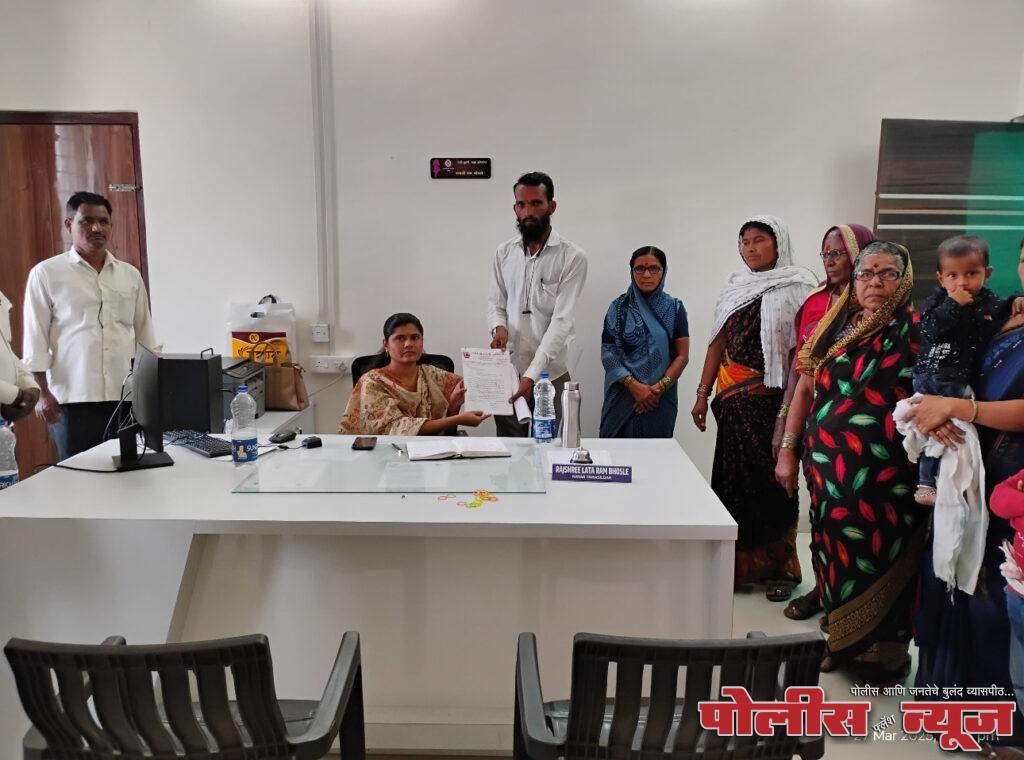 आम्हाला रस्ता द्या अन्यथा, आत्मदहन करू शेतकऱ्याचा इशारा