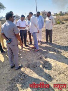 उपजिल्हाधिकारी सुशांत शिंदे यांनी केली महादेव मंदिर येथील पाणंद रस्त्याची पाहणी