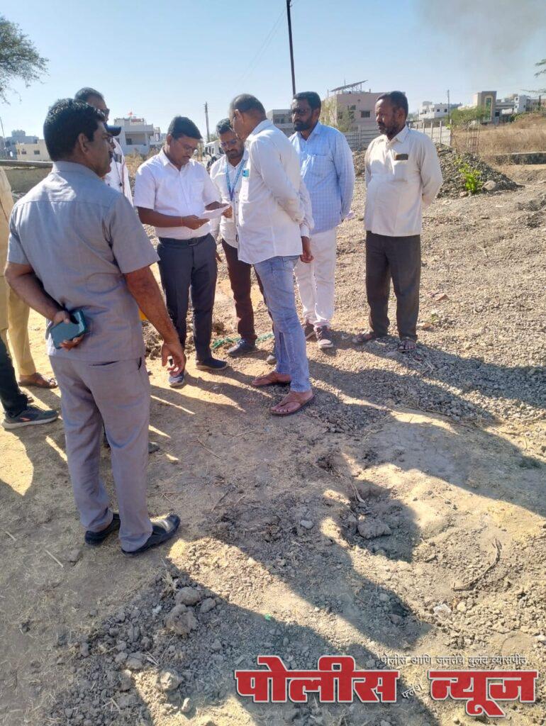 उपजिल्हाधिकारी सुशांत शिंदे यांनी केली महादेव मंदिर येथील पाणंद रस्त्याची पाहणी