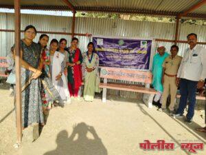 इनरव्हील क्लबने स्मशानभूमी व बसस्थानकात दिली सिमेंटची बाके