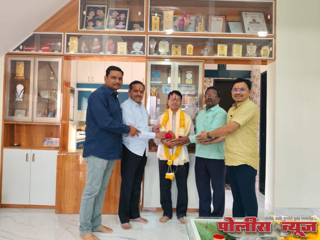 साहित्यिक डॉ.कदम नरसिंग यांचा सत्कार