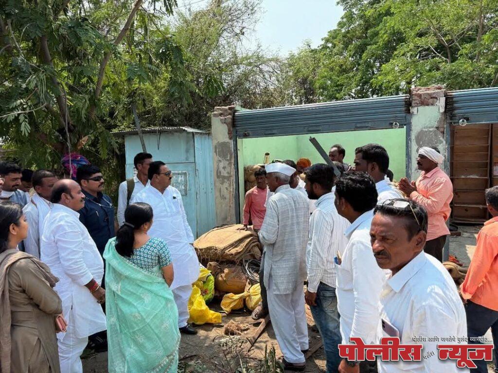 अवकाळी पावसामुळे झालेल्या नुकसानीची ना. पाटील यांच्याकडून पाहणी