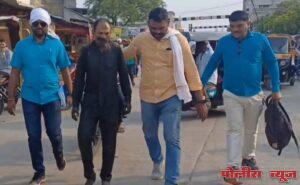 म्हशी चोरट्याची अजब तऱ्हा !!पोलिसापासून लपण्यासाठी गटाराचा सहारा !!