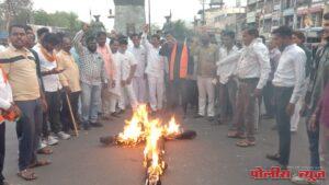 सकल हिंदू समाजाच्यावतीने उदगीरात पहलगाम येथे पर्यटकांवर केलेल्या भ्याड हल्ल्या निषेधार्थ दहशतवाद्याचा पुतळा दहन करून निषेध