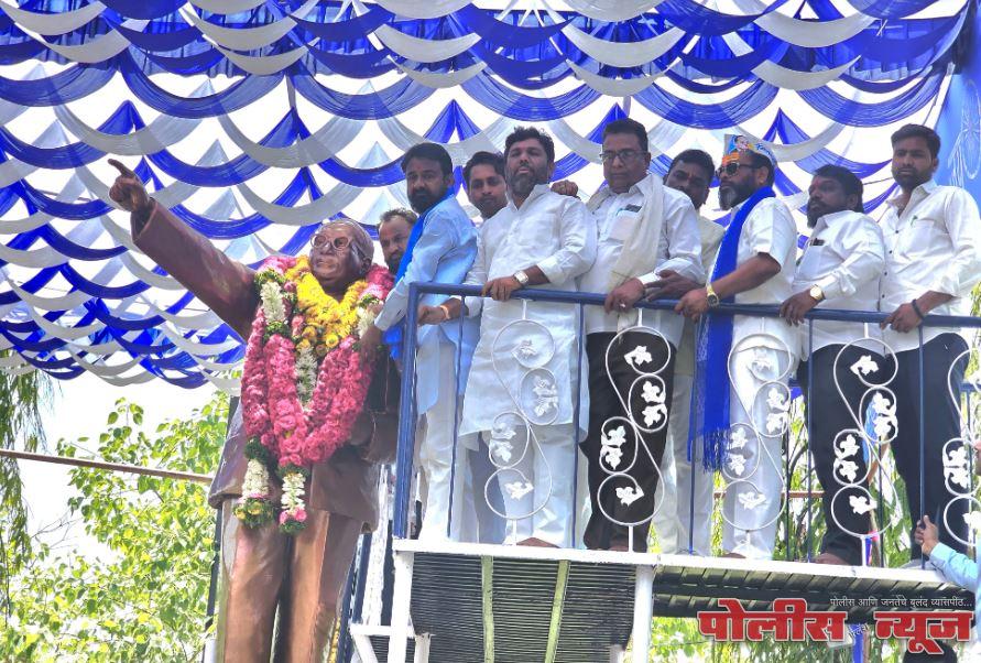 ठाकरे शिवसेनेच्या वतीने डॉ. बाबासाहेब आंबेडकर यांना अभिवादन
