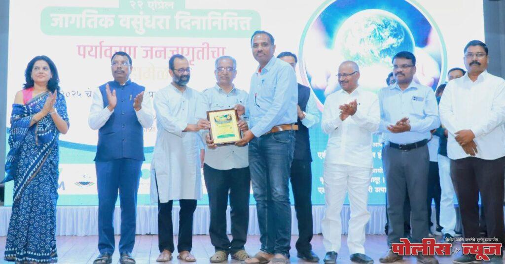 पर्यावरण व वृक्ष चळवळीसाठी प्रा. अनिल चवळे यांचा लातूरच्या कृषी महाविद्यालयात वृक्ष मित्र पुरस्काराने सन्मान