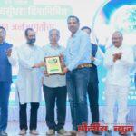 पर्यावरण व वृक्ष चळवळीसाठी प्रा. अनिल चवळे यांचा लातूरच्या कृषी महाविद्यालयात वृक्ष मित्र पुरस्काराने सन्मान