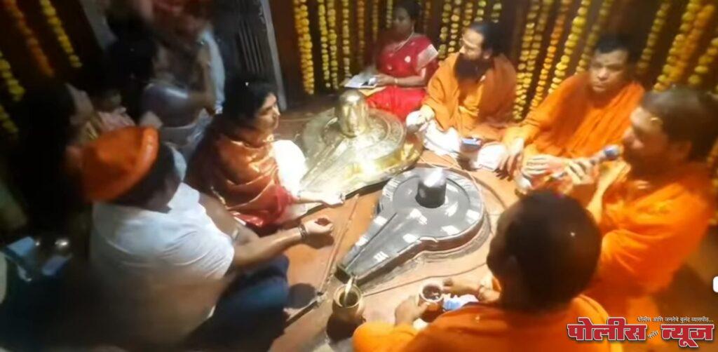 कपाळे गल्लीतील शंभू महादेव मंदिरात पंचधातूचे कवच अर्पण