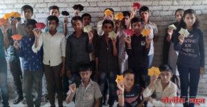 श्री पांडुरंग विद्यालयात कागदी छत्र्यांची निर्मिती