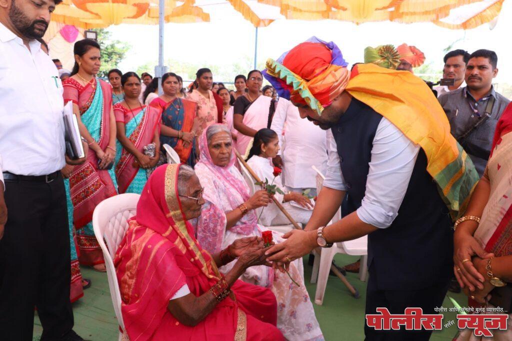 उत्कृष्ट कार्य करणाऱ्या कर्मचाऱ्यांचा महाराष्ट्र दिनानिमित्त्य आ.संजय बनसोडे यांच्या हस्ते गौरव