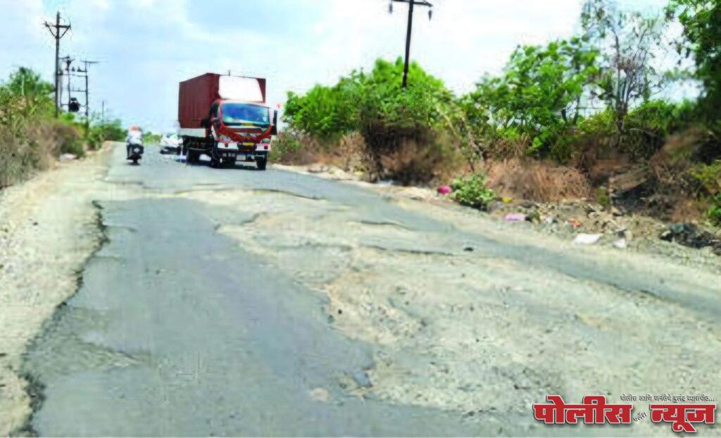उदगीरचा वळण रस्ता केला खड्ड्यात, अवजड वाहने बिनधास्त गल्लीबोळात !! उदगीरचा वळण रस्ता केला खड्ड्यात, अवजड वाहने बिनधास्त गल्लीबोळात !!