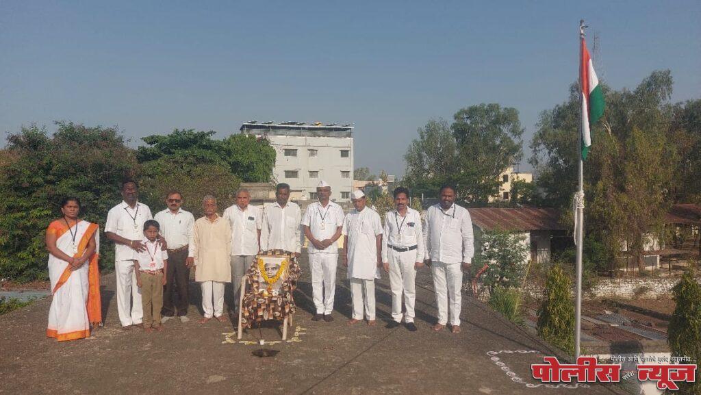 शास्त्री प्राथमिक शाळेत महाराष्ट्र दिनानिमित्त ध्वजारोहण संपन्न.