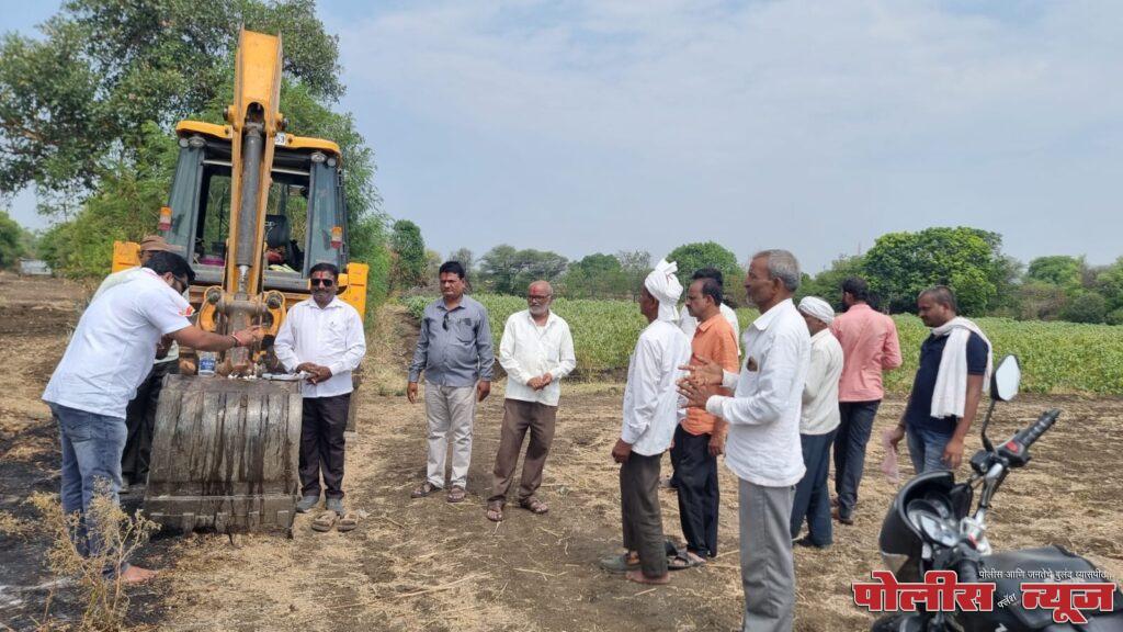 लोकसभागातून शेत रस्ता खुला करण्याची कुमठा येथून सुरुवात