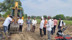 लोकसभागातून शेत रस्ता खुला करण्याची कुमठा येथून सुरुवात
