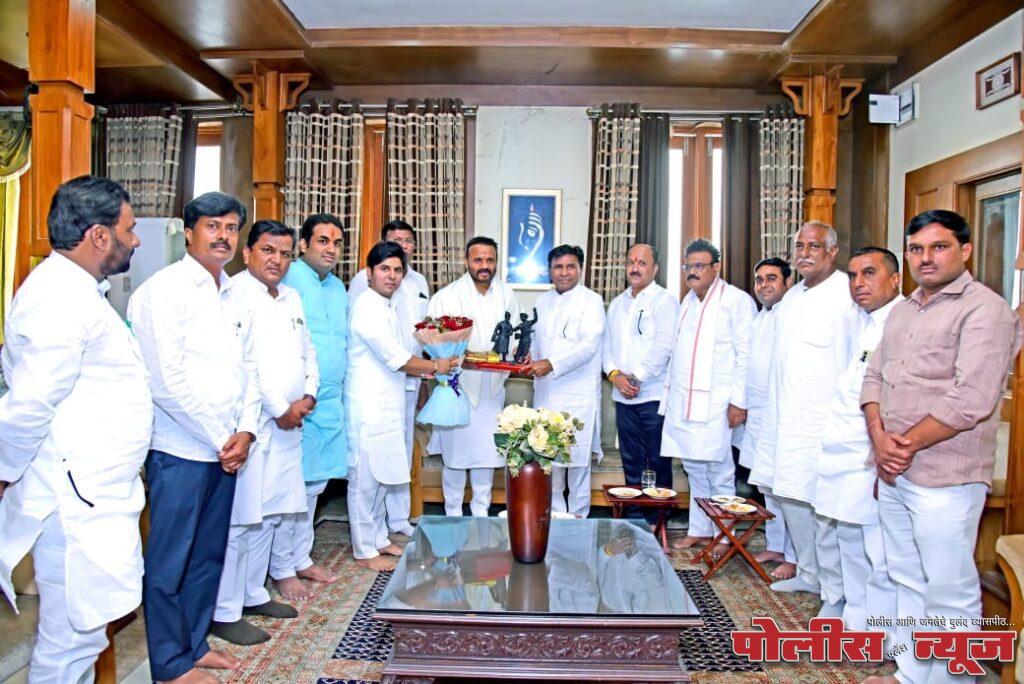 मंत्री जयकुमार गोरे व माजी मंत्री बसवराज पाटील यांच्यात विविध विषयांवर चर्चा