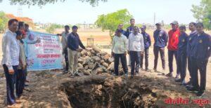 एनसीसी व करिअर कट्ट्याच्या जलदूत विद्यार्थ्यांनी घेतले जलतारा खड्ड्याचे प्रशिक्षण