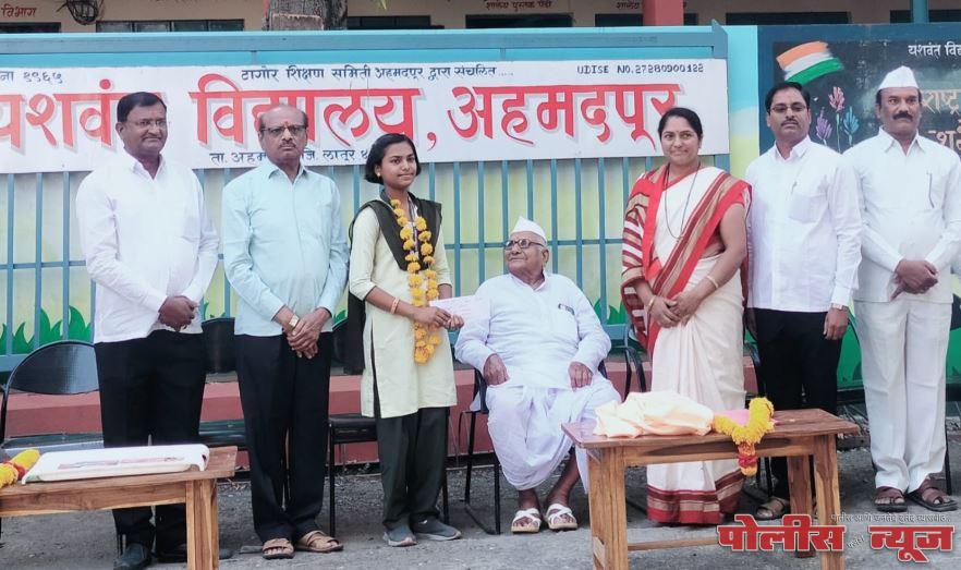 हिंदी राष्ट्रभाषा सभा प्रवेशिका परीक्षेत श्रुती कांबळे महाराष्ट्रात प्रथम