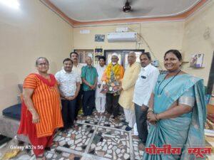हज चे यात्रेकरू हकीम साहब यांचा ज्येष्ठ नागरिक संघाकडून सत्कार