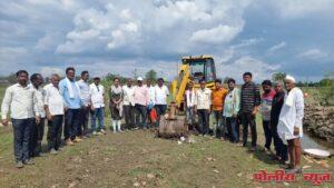 दोन तालुक्याच्या सीमे रेषेवरील अतिक्रमित शिवरस्ता खुले करण्यास सुरुवात