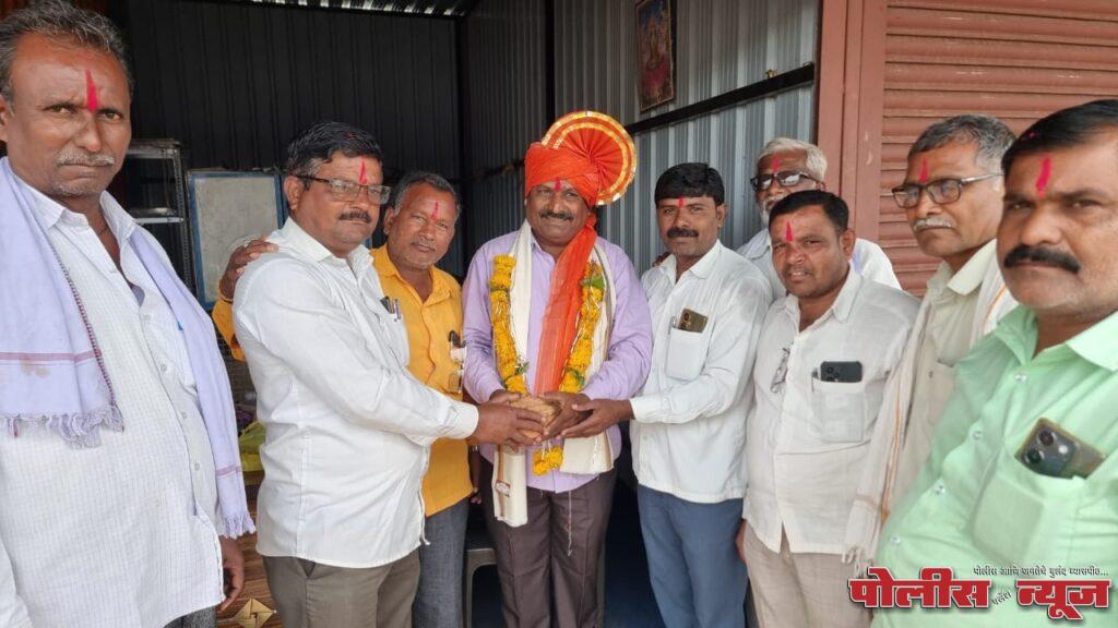 मंडळ अधिकारी जाधव यांचा सत्कार
