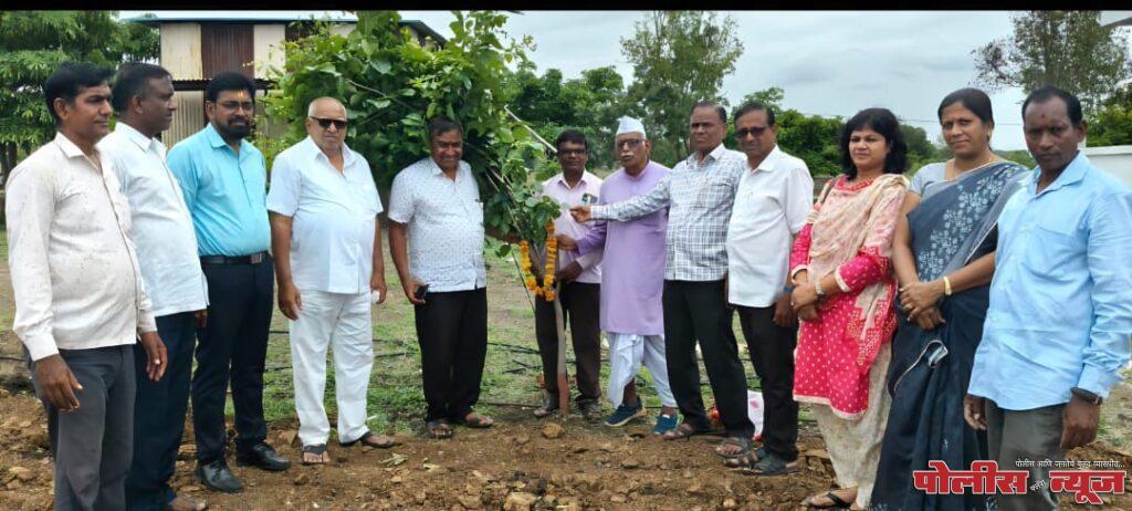 एकंबेकर महाविद्यालयात १०१ झाडे लावून जागतिक पर्यावरण दिन साजरा