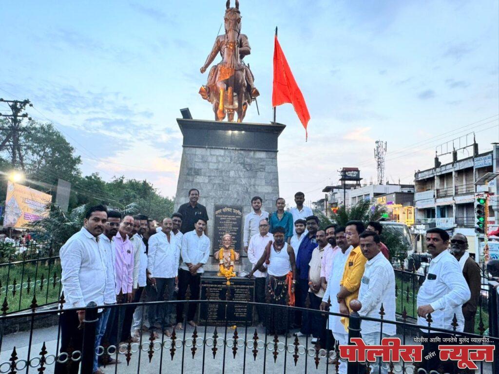 छत्रपती शिवाजी महाराज यांच्या शिवराज्याभिषेक दिनानिमित्त भगवा ध्वज फडकावून व दुग्धभिषेक करून मानवंदना