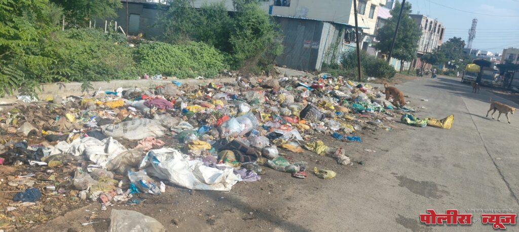 कचऱ्याच्या ढिगार्‍यामुळे, नागरिकांचे आरोग्य धोक्यात.