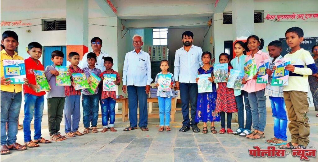 शैक्षणिक वर्षाच्या पहिल्याच दिवशी, शाळेत आलेल्या चिमुकल्यांचे गुलाबपुष्प देऊन स्वागत