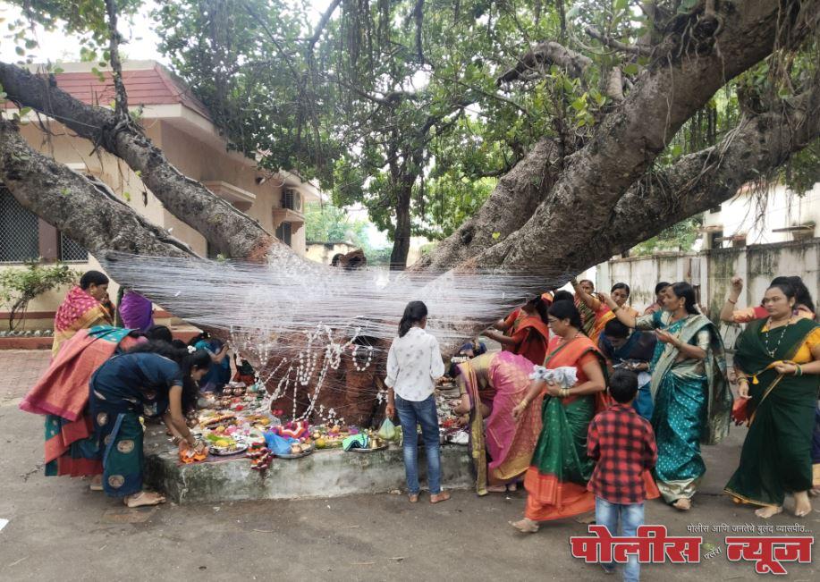 पारंपारिक वेशभूषेमध्ये महिलांनी वटपौर्णिमेनिमित्त वडाच्या झाडाची केली पूजा