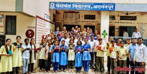 टाकाऊ कपड्या पासून यशवंत विद्यालयात साकारले फलक पुसण्यासाठीचे डस्टर (हस्तकलेतील नाविन्यपूर्ण उपक्रम)