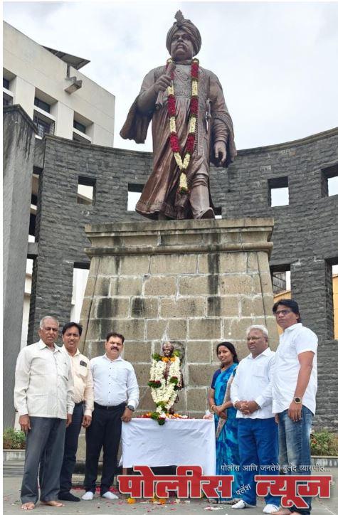 राजर्षी शाहू महाराज यांच्या जयंतीनिमित्त दलित सेनेच्या वतीने विनम्र अभिवादन