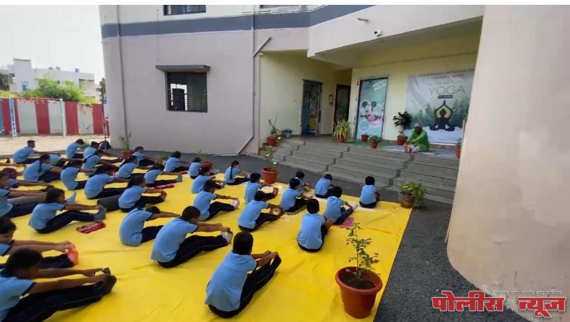 लिटल एंजिल्स दत्तगुरू इंग्लिश स्कूलमध्ये आंतरराष्ट्रीय योग दिन व पालक मेळावा संपन्न